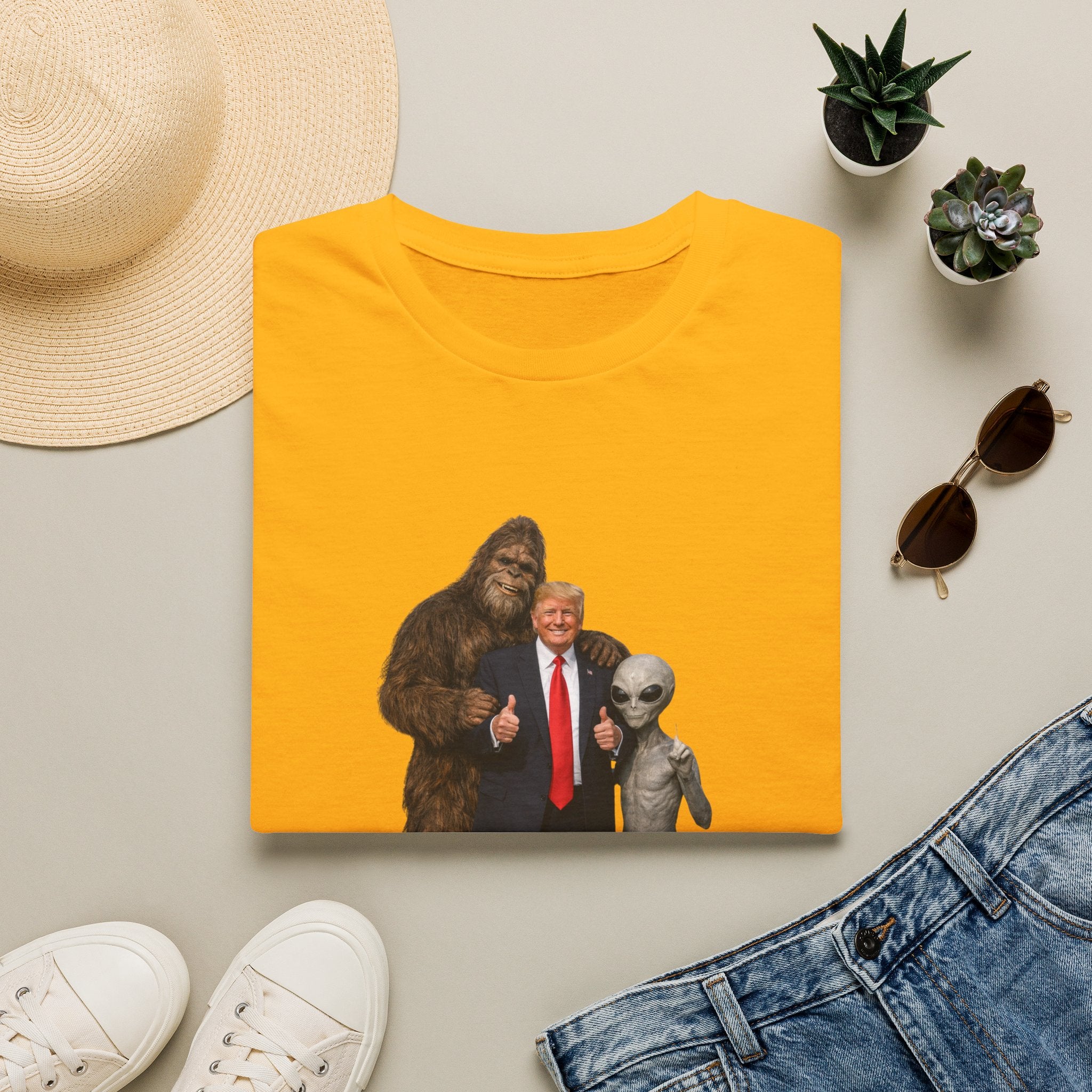 Funny Trump Bigfoot Alien UFO Weird Alien T-Shirt Unisex Softstyle T-Shirt Yeti